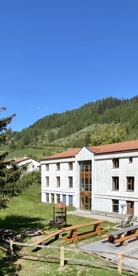 Chasa Alpina im Frühling